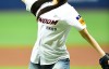 韩国女团Rocket Punch成员金秀润担任棒球比赛开球嘉宾