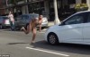 【蜗牛娱乐】瘋了！裸男狂吼一聲 飛衝直撞來車