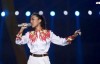 徐佳莹在《歌手当打之年》舞台上演唱歌曲《言不由衷》，感动众人
