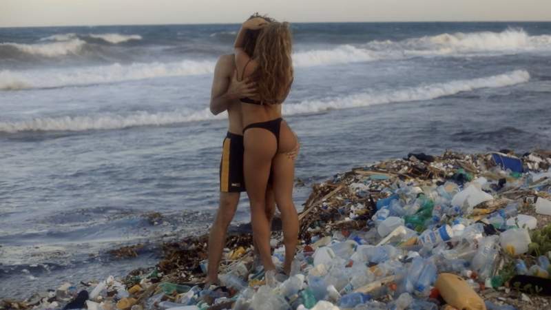 女优 Leolulu 海边拍片 透过海滩垃圾展现养眼画面