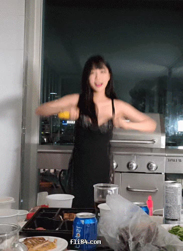 在厨房也不忘记跳舞