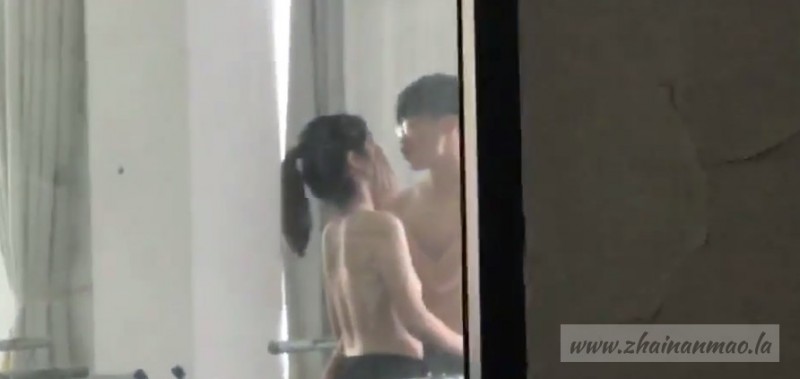 高二情侣躲实验室搓胸口 jiao 被同学偷拍视频遭疯传!