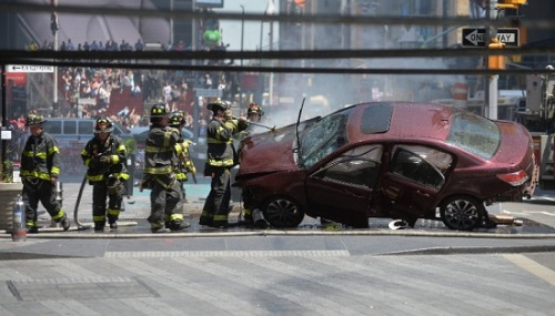 纽约时报广场驾车撞人司机疑酒驾 18 岁女孩殒命
