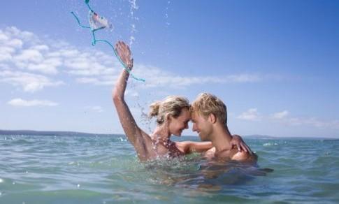 水中啪啪啪体验新鲜感 水中性爱要注意 4 点否则爱爱不成反作古