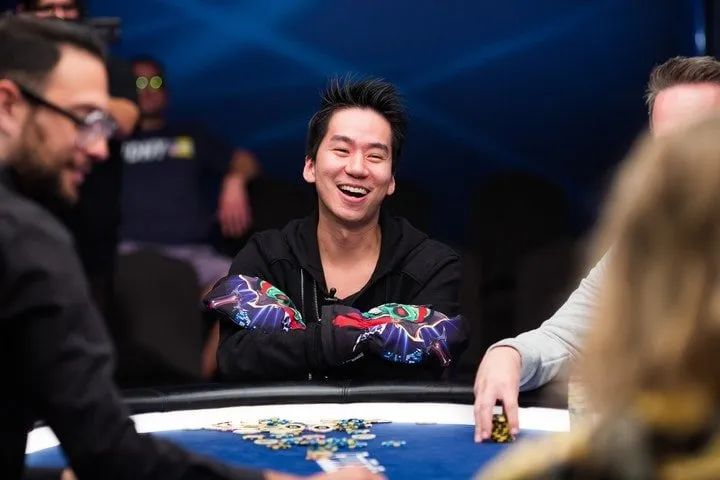 【EV 扑克】开多桌稳定盈利的他有多疯狂，光额外收入就能拿到 700 万！