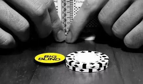 【EV 扑克】教学：不要因为付出了盲注而随便玩一手烂牌