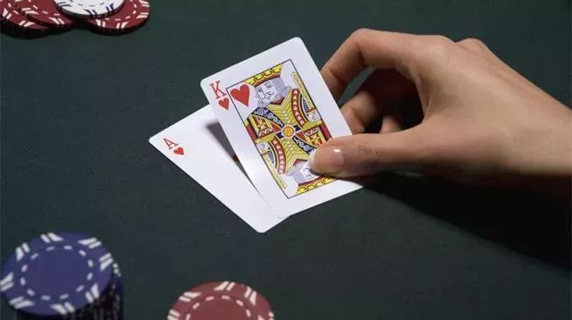 【EV 扑克】策略教学：遇到这种翻牌面，你最好下小注！