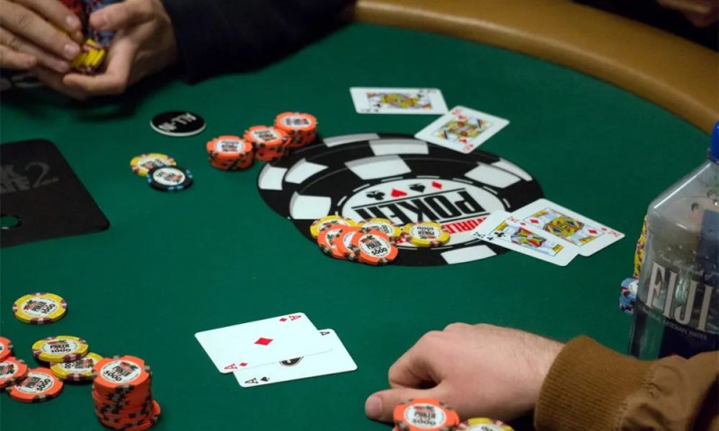 【EV 扑克】牌局分析：同花牌面的顶两对该怎么游戏？