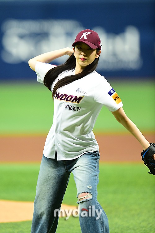 韩国女团 Rocket Punch 成员金秀润担任棒球比赛开球嘉宾
