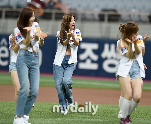 韩国女团 cignature 担任棒球比赛特别嘉宾