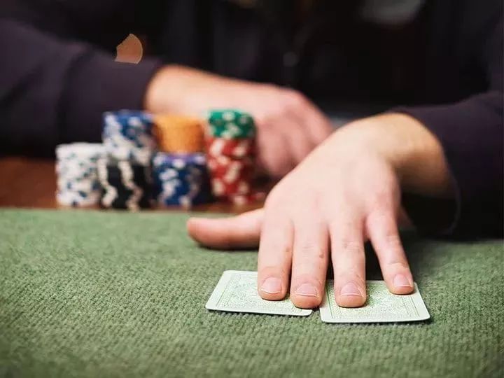 【EV 扑克】牌局分析：同花 AK，翻前有人加注有人跟，怎么打？