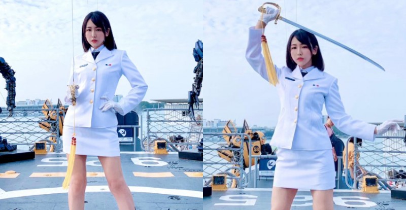 帥氣女海軍「希希 CC」舉軍刀慶雙十　性感美腿讓粉絲都起立敬禮