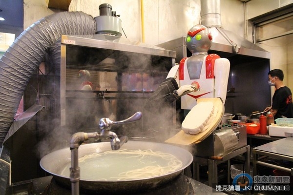 用機器人削麵 4 年省下百萬　台中麵店老闆：比真人強