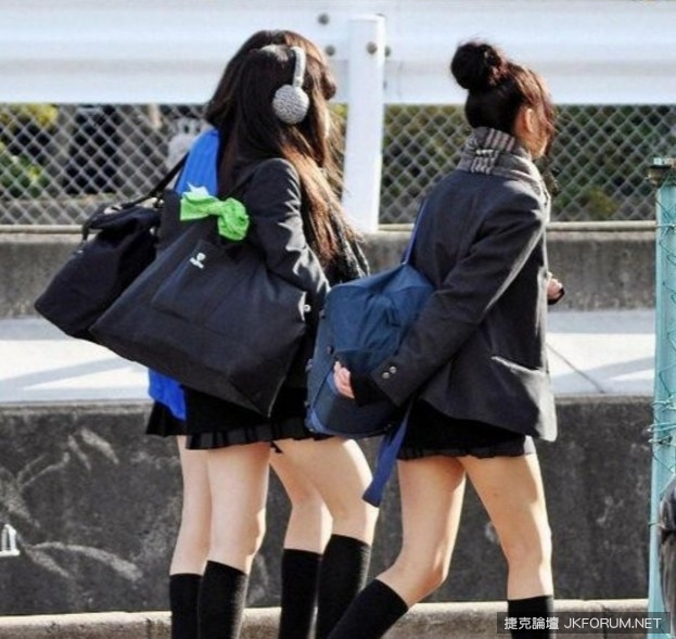 【蜗牛娱乐】日本電車奇景之一！女高中生居然當眾露底褲…太羞惹