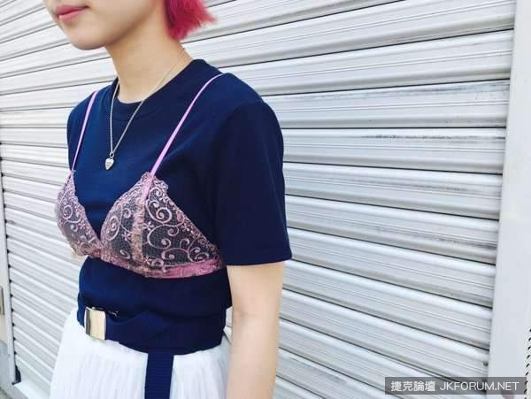 《胸罩外穿》櫻花妹最新時尚是把情趣內衣穿上街