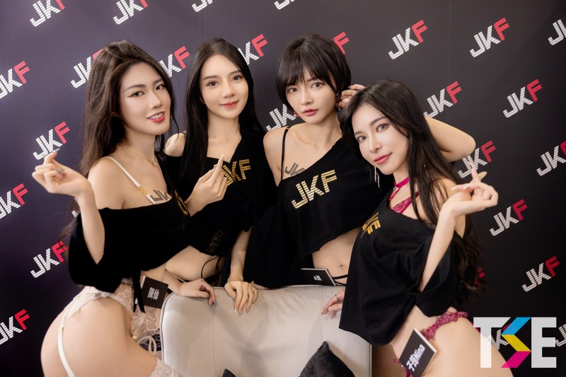 比齊人之福還爽！JKF VIP 限定攝影會攝完還能被「美乳翹臀」包圍！