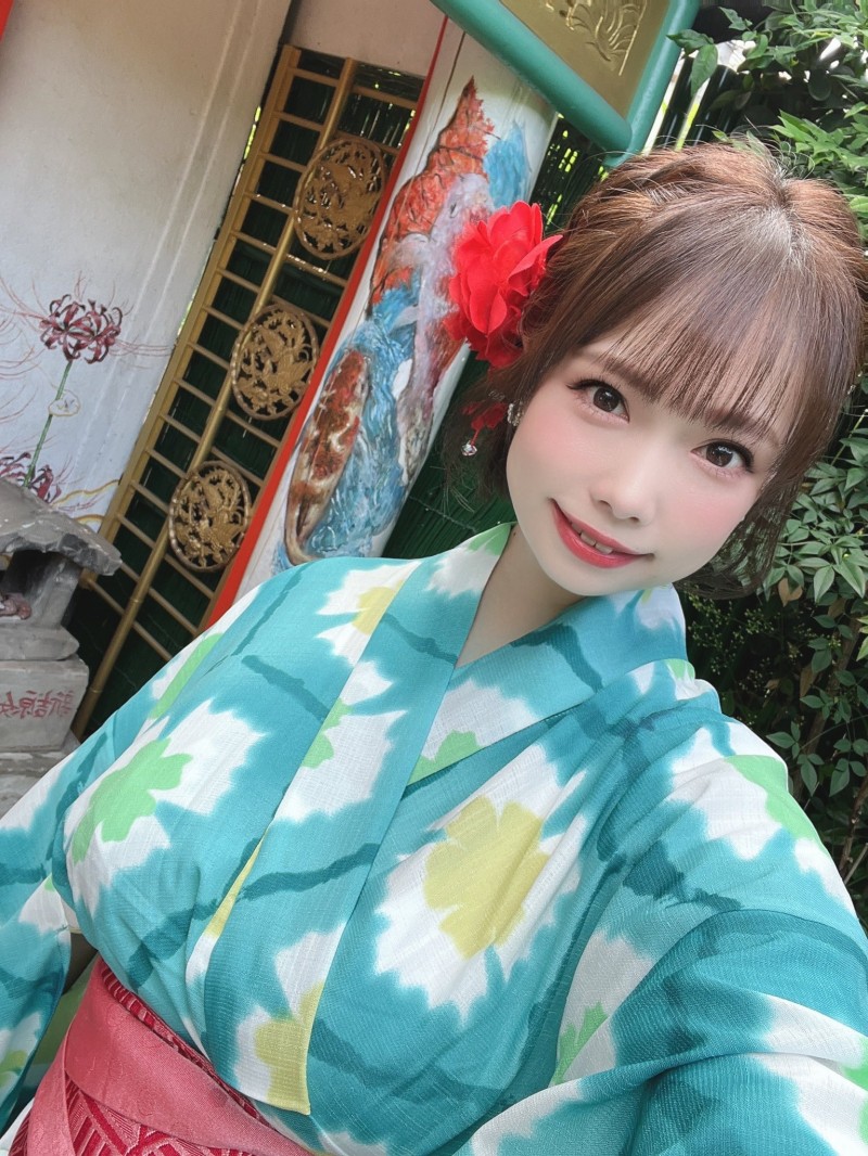 睽违 12 年⋯那位童颜巨乳的「初恋少女」竟然要复出了！