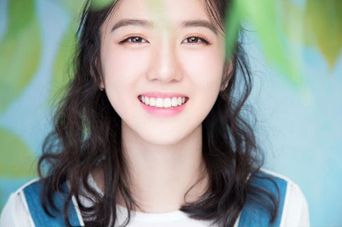 拍攝蘋果廣告走紅的 16 歲氣質美少女遭起底……網友驚呼：出道竟是靠「總裁乾爹」？！