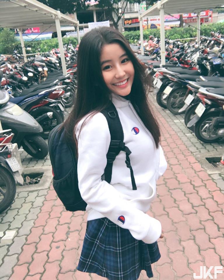 越南「零缺點女神」！16 歲清純高中生，白白圓圓的好身材：想來一段越南情緣了！