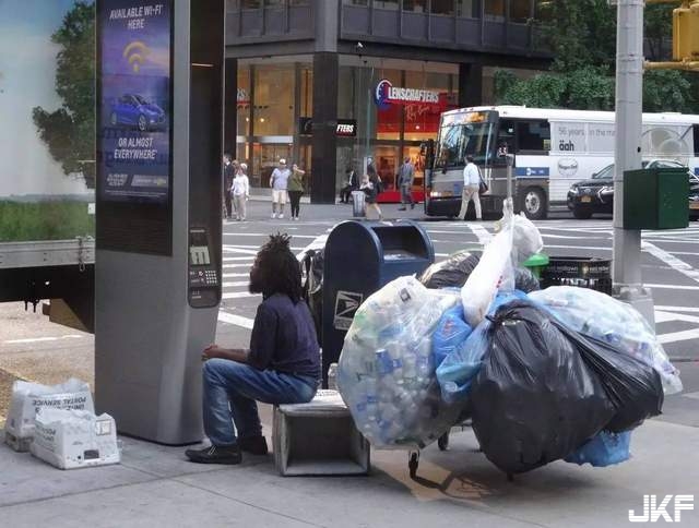 當街打手槍《LinkNYC 變成街友的 AV 播放器》市民打爆投訴電話