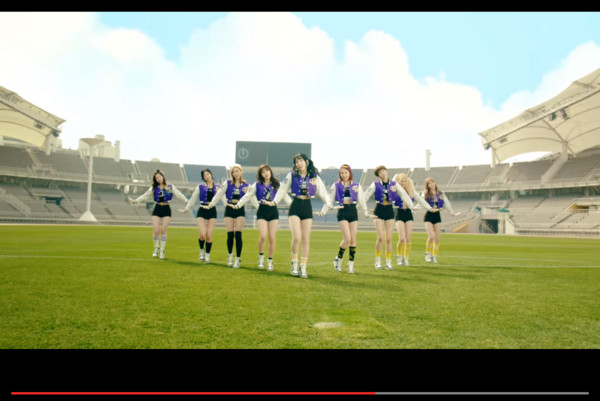 TWICE 大玩「角色扮演」　子瑜優雅、俏皮 4 造型美翻！