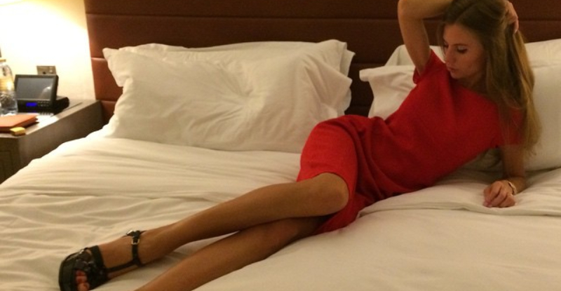 哥哥寂寞嗎？！「俄羅斯妹」自 PO 銷魂床照　性感美腿直勾引受不了啦～