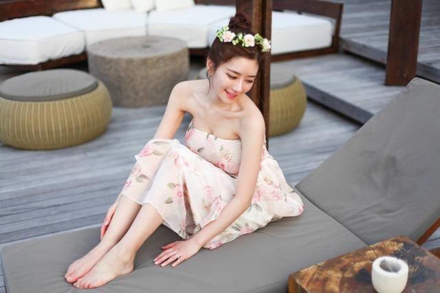 J 奶主播事業線「深不見底」！超豐滿奶球讓人想摸：太不科學了