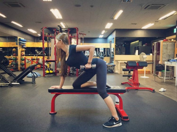 【蜗牛娱乐】健身房驚見「巨乳正妹」！那對「車頭燈」超兇殘，正面乳量迎擊不得了…