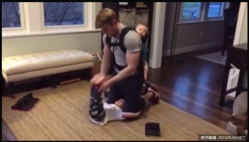 【蜗牛娱乐】全家一起來健身！超萌小正太運動細胞超好