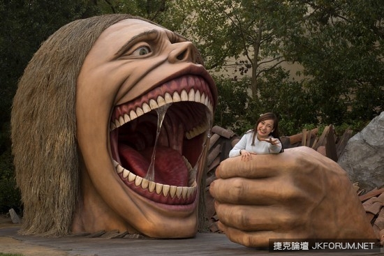 【蜗牛娱乐】大阪環球影城壁之巨人，藏在牆裡面的姿勢好令人在意啊