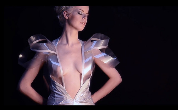 【蜗牛娱乐】工口「透明衣」問世，妹子一激動裙子就會消失！