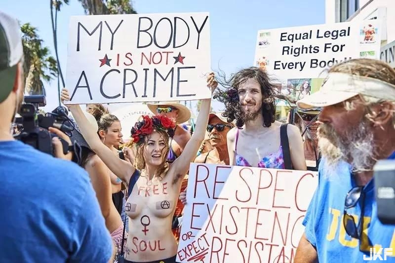 【蜗牛娱乐】為什麼美國人會慶祝裸胸日？這故事就長了……