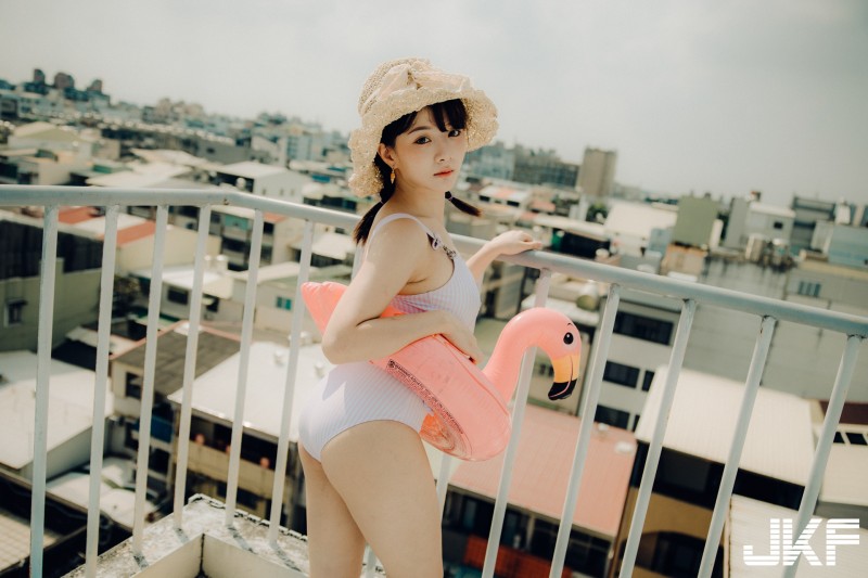 【蜗牛娱乐】翹臀美乳大方露！電眼美少女「倩倩」性感連身泳裝好想和她一起玩水！