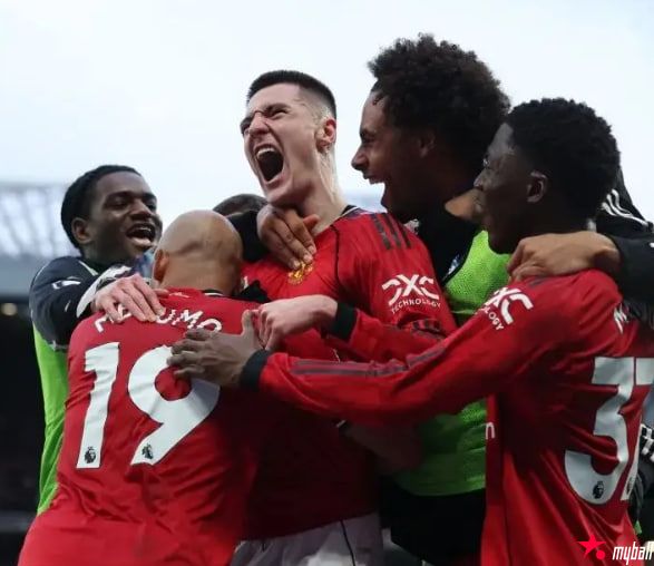 迈博体育 曼联两球领先补时被追平后3-2绝杀!卡里克三连胜 迈博体育 曼联两球领先补时被追平后3-2绝杀!卡里克三连胜