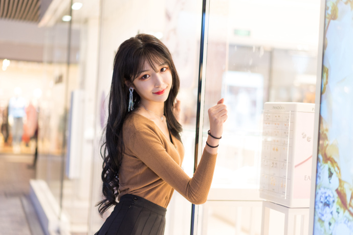 【蜗牛娱乐】長腿妹大尺度「開腿熱舞」狂露該邊線　卸妝後真相卻讓人崩潰