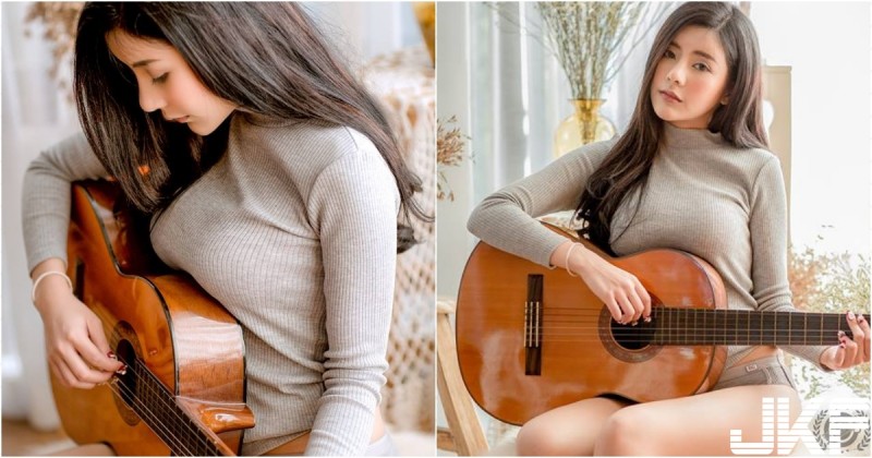 【蜗牛娱乐】「清純大奶吉他妹」在家不穿褲！「白皙美腿」配奶夾吉他的畫面好誘人！