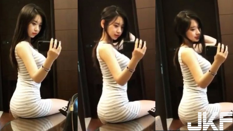 【蜗牛娱乐】邪惡翹臀，搔首弄姿！S曲線辣妹一個「肉臀」坐在桌上，實在讓人癢得受不了！