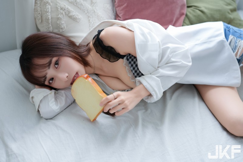 【蜗牛娱乐】大眼甜心「TN」在家也超萌！苗條曲線卻有「豐滿雪乳」好傲人