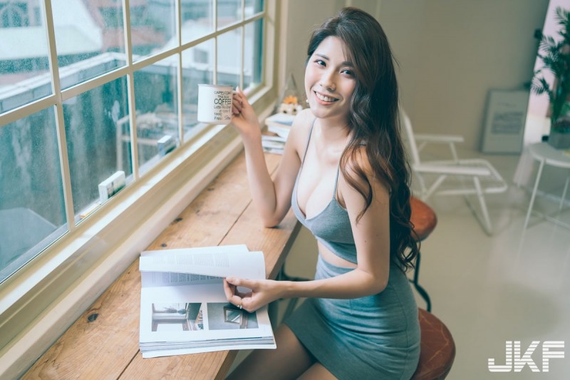 【蜗牛娱乐】咖啡廳裡的美乳長腿女神「Joanna沐沐」，看書時的北半球讓人臉紅！