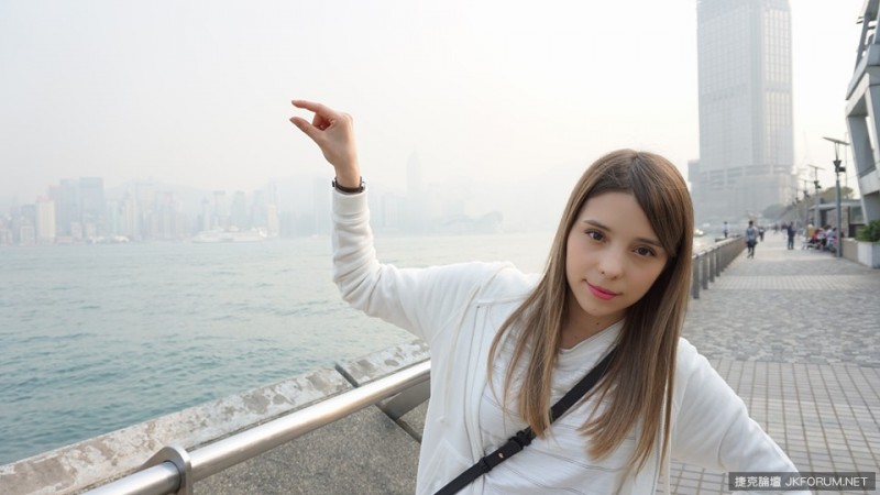 【蜗牛娱乐】混血正妹求ps太陽在手裡　不能免俗的被惡搞啦！