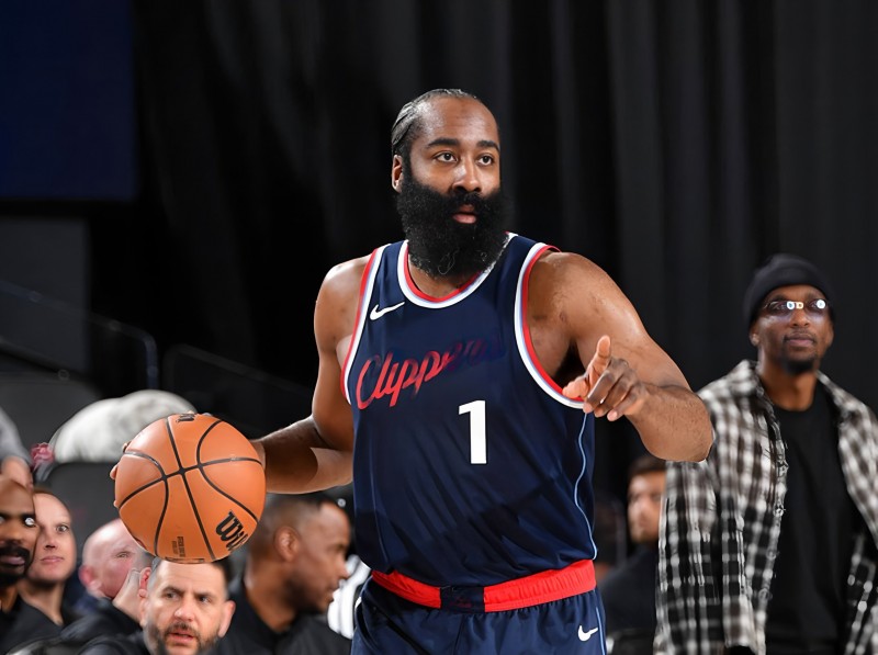 焦点球星连续出场，状态起伏引发热议