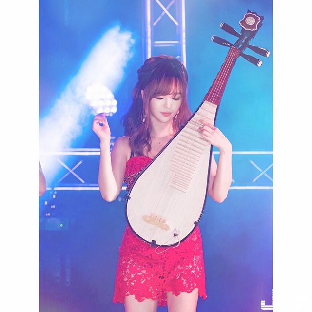 【蜗牛娱乐】E罩杯琵琶手正妹「丘涵」，巨乳撐琵琶，畫面波濤洶湧，觀眾也不自覺跟著「乳動」！