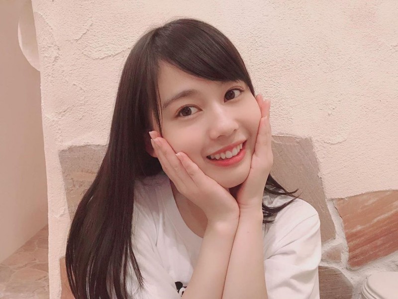 【蜗牛娱乐】日本格鬥節目驚見「超萌舉牌正妹」水嫩感無敵　繽紛「櫻桃小嘴」讓人超想親下去