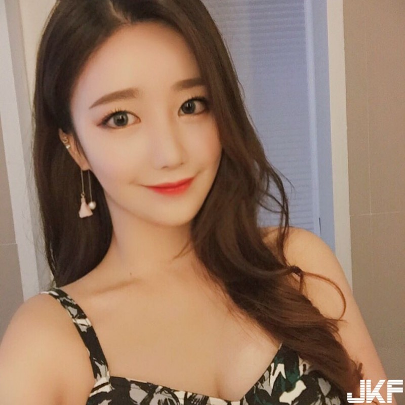 【蜗牛娱乐】乳量滿滿！氣質出眾「Ｇ奶」老師，「緊身爆乳」太邪惡誰還能專心上課…