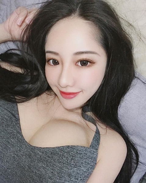 【蜗牛娱乐】滿到溢出來了！白皙嫩乳妹「張瑜庭」躺在床上的「溢乳視角」簡直讓人精盡人亡阿！