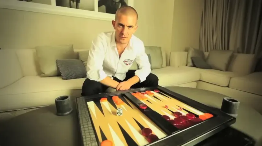 【EV 扑克】“我就是个蠢货”——Gus Hansen 的崩塌与重生,从赌桌之神到输光数百万