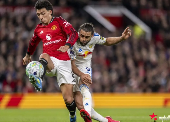 英超-十人曼联遭争议判罚1-2利兹联,利马拉拽头发直红离场,大发体育助力你的致富之路! 英超-十人曼联遭争议判罚1-2利兹联,利马拉拽头发直红离场,大发体育助力你的致富之路!