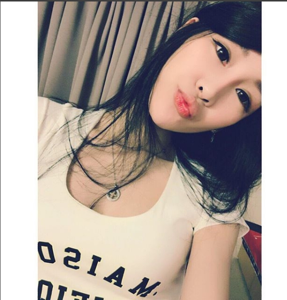 【蜗牛娱乐】細腰嫩乳妹「佳佳」，還有一雙會笑的眼睛，仔細一神，原來是一位「機場警察」啊！