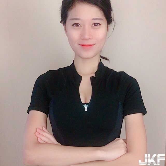 【蜗牛娱乐】緊到不行！超緊身運動衣把妹子身材看得一清二楚，上半身「雄偉長輩」被擠得喘不過氣…