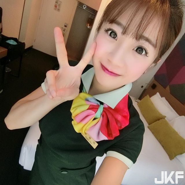【蜗牛娱乐】高顏值「長榮空姐」，脫下緊身制服換上比基尼，白皙皮膚、豐滿上圍讓機長想衝動….